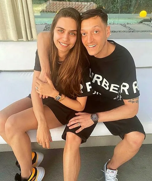 Mesut Özil’den Amine Gülşe’nin annesine 12 milyon TL’lik jest