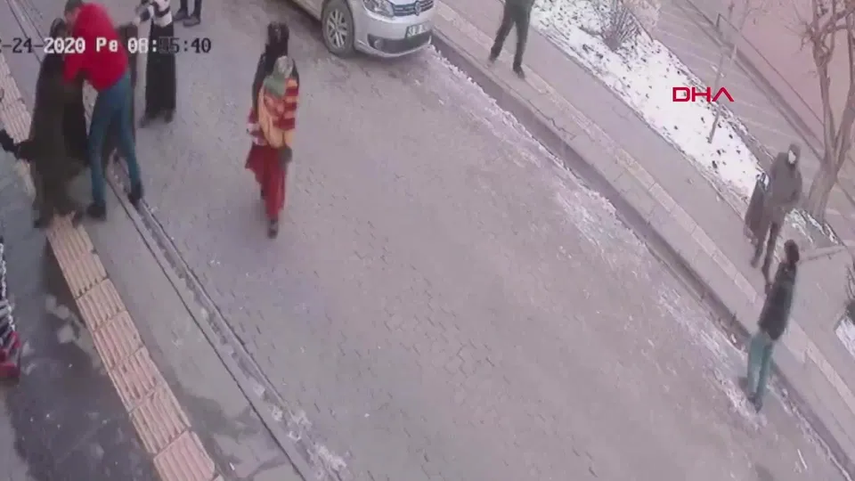 Saçları elinde kaldı! 3 kadının sokak kavgası kameraya yansıdı