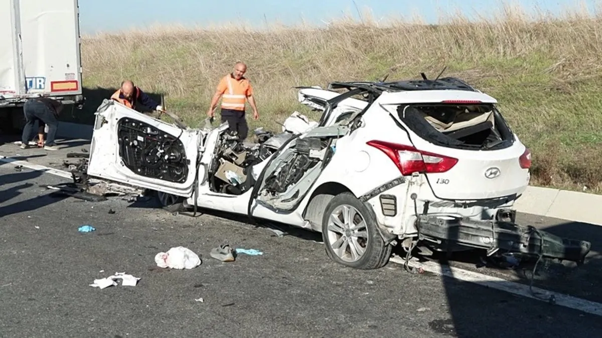 Silivri'de korkunç kaza! TIR'a arkadan çarpan araç paramparça oldu: 1 ölü