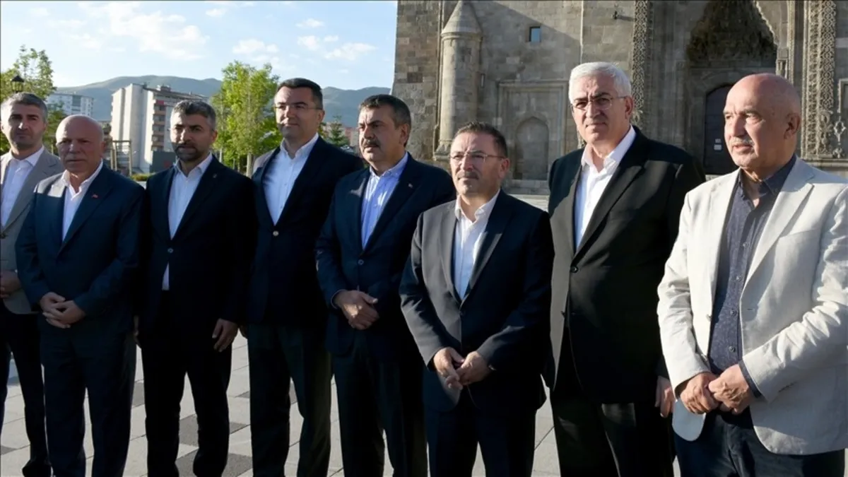 Milli Eğitim Bakanı Yusuf Tekin bayram namazını Erzurum'daki Ulu Camii'de kıldı!