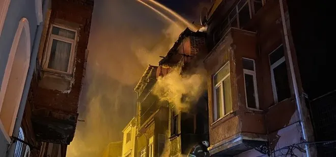 Son dakika: İstanbul Fatih’te korku dolu anlar: 3 katlı bina alev alev yandı! 1 kişi üçüncü kattan atlayarak kurtuldu