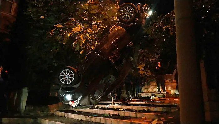 Kocaeli’de korkunç kaza: Fren yerine gaza bastı! Otomobiliyle merdivenlerden yuvarlandı