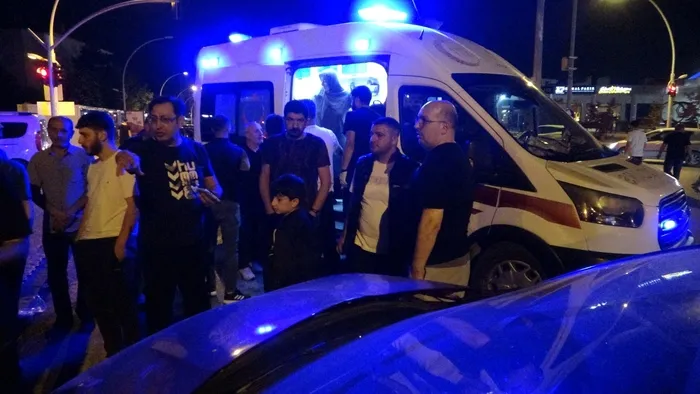 uc-aracin-karistigi-kazada-ortalik-savas-alanina-dondu-3-yarali-1714257465728.jpg Üç aracın karıştığı kazada ortalık savaş alanına döndü: 3 yaralı - 1