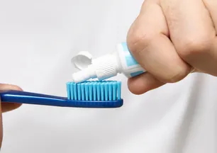 Fırçaya fazla mı sıkıyorsunuz, az mı? Her yaş için ne kadar diş macunu yeterli? 