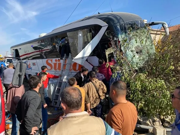 son-dakika-kamyonetle-yolcu-otobusu-carpisti-1-olu-cok-sayida-yarali-1636363796422.jpg Son dakika: Kayseri'de kamyonetle yolcu otobüsü çarpıştı: 1 ölü çok sayıda yaralı - 1
