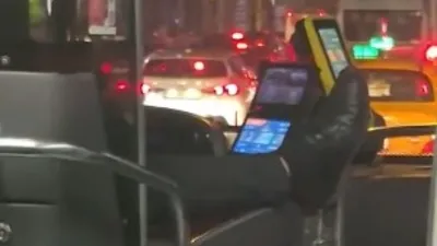 İETT şoförü ayağını dışarı çıkararak araç kullandı