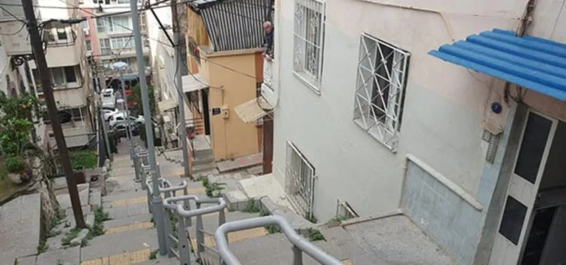 Izmir Konak Ta Dehset Evi 3 Arkadasini Bicakladi