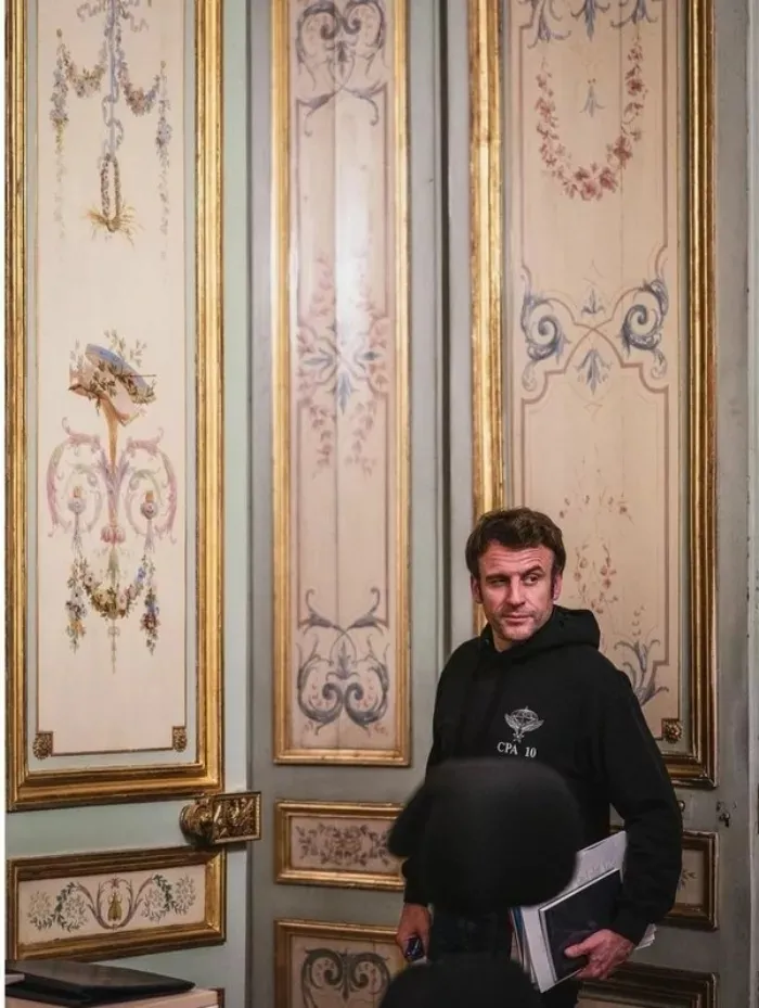 Son dakika: Fransa Cumhurbaşkanı Emmanuel Macron’un kıyafeti sosyal medyada olay oldu: Vladimir Zelenskiy’e mi özendi?