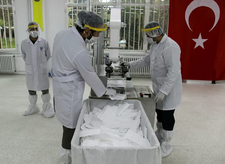 msbden-buyuk-basari-haftada-10-milyon-maske-uretimine-ulasti-1587712419355.jpg Yerli solunum cihazı "Sahra" mayısta seri üretime geçiyor - 3