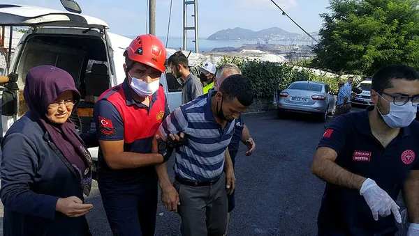 Freni boşalan minibüs elektrik direğine çarptı: 2 yaralı - 4