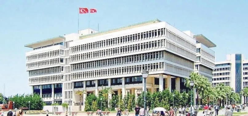 Izmir De Iki Belediye Curuk Binada Hizmet Verdi