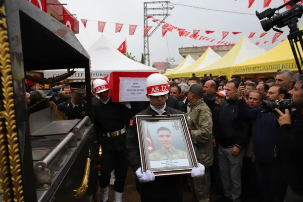 pence-kaplan-sehitlerine-veda-ismail-esmer-ve-mustafa-ozturk-icin-sirnakta-toren-yapildi-1667822239378.jpg Pençe-Kaplan şehitlerine veda! İsmail Esmer ve Mustafa Öztürk için Şırnak'ta tören yapıldı | Son yolculuğuna uğurlandı - 7