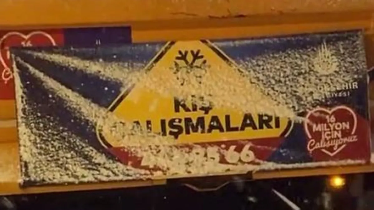 İBB kar yağışında sınıfta kaldı! Yolu açmaya gelen İBB kar küreme aracı yolda kaldı