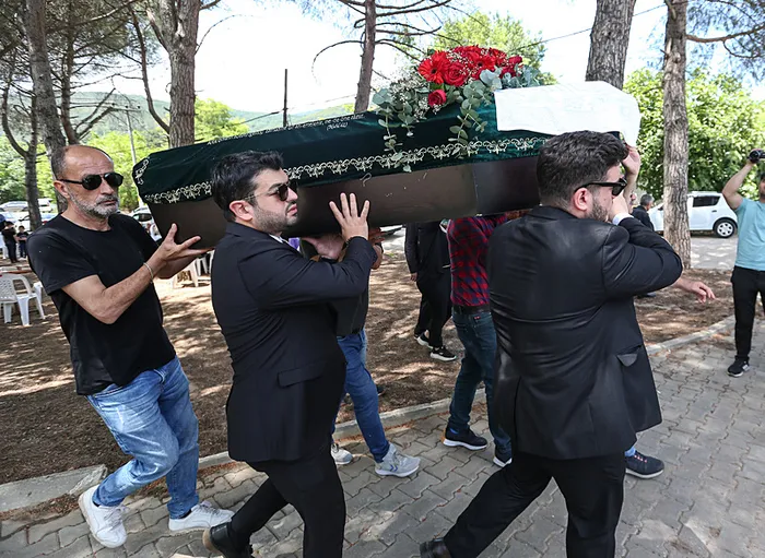 1718626824735.jpg Korhan Berzeg'in ölüm yerinde bulunan eşyaları ilk kez görüntülendi! Çözülemeyen Tina muamması... - 4