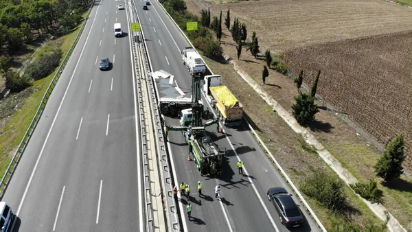 Son dakika: TEM'de kamyon devrildi! Trafik normale döndü - 3