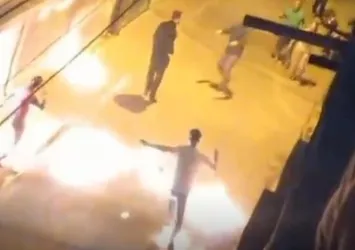 Adana'da koca dehşeti kamerada! Babasının evine sığınan kadına molotof attı