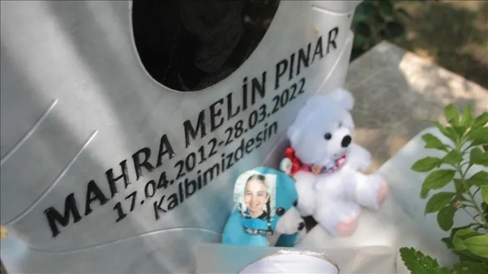 1758970114989.jpeg Mahra Melin Pınar’ın mezarına büyük saygısızlık! Köpeklerden kaçarken kamyonun altında kalmıştı - 1