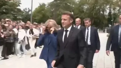Macron’un eşi kadın olduğunu kanıtlayacak!