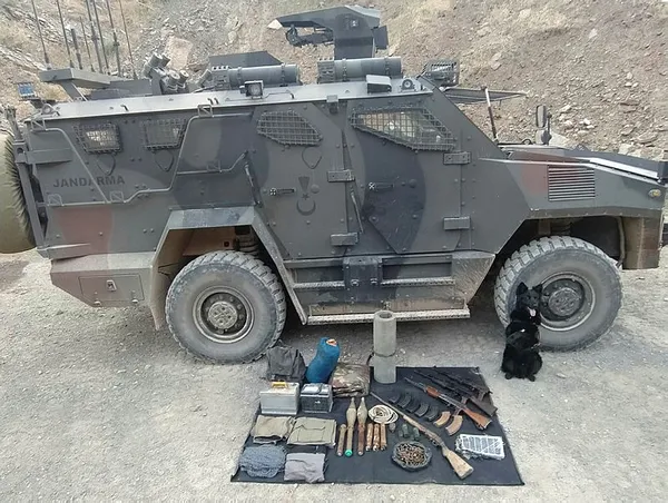 Hakkari'de PKK'ya ait patlayıcı silah ve mühimmat ele geçirildi - 1