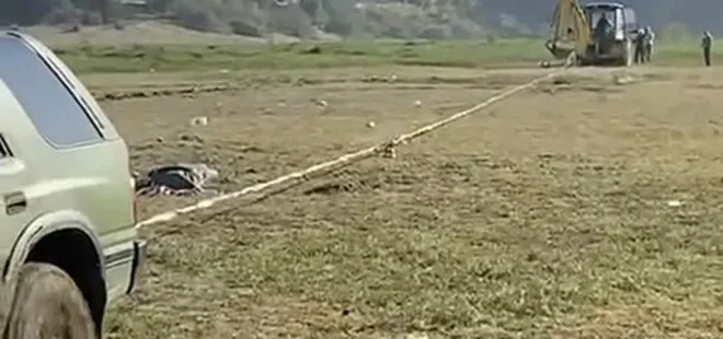 Pikniğe giderken bataklığa saplandılar! Kurtarmaya gidenler de mahsur kaldı