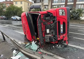 Büyükçekmece'de TIR devrildi!