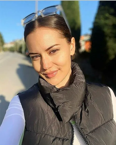 fahriye evcen makyajsiz paylasimiyla sosyal medyayi salladi