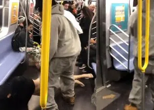 Metroda bacağını kopardı! Kan donduran görüntü...