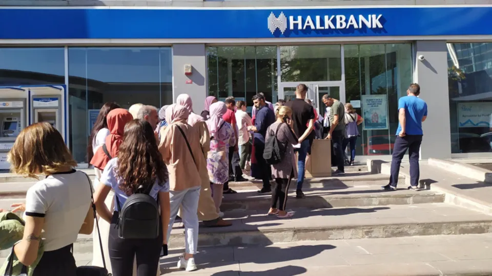 Sosyal konut başvuruları başladı! Bankalar önünde uzun kuyruklar oluştu