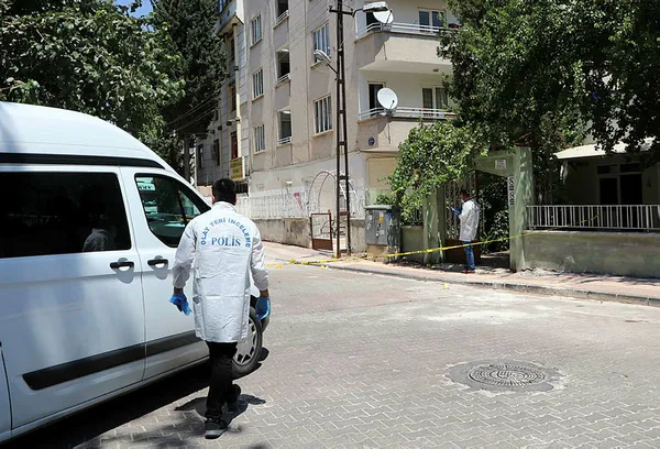 Ev sahibi ile kiracının tartışmasında silahlar konuştu: 2 yaralı - 3