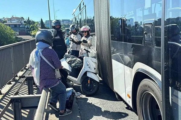 15-temmuz-sehitler-koprusunde-korkutan-kaza-metrobus-ile-bariyer-arasina-sikisan-motosiklet-surucusu-yaralandi-1718725086953.jpeg 15 Temmuz Şehitler Köprüsü'nde korkutan kaza! Metrobüs ile bariyer arasına sıkışan motosiklet sürücüsü yaralandı - 2
