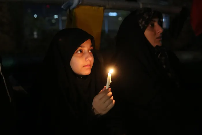 iranda-yuz-binlerce-kisi-sokaklara-dokuldu-dini-lider-hamaney-icin-anma-toreni-1772480689293.jpg İran'da yüz binlerce kişi sokaklara döküldü! Dini Lider Hamaney için anma töreni - 3