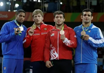 Güreşte madalyalar dağıtıldı!