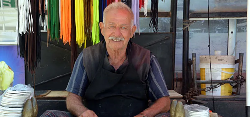 64 yıldır ayakkabı boyacılığı yapıyor