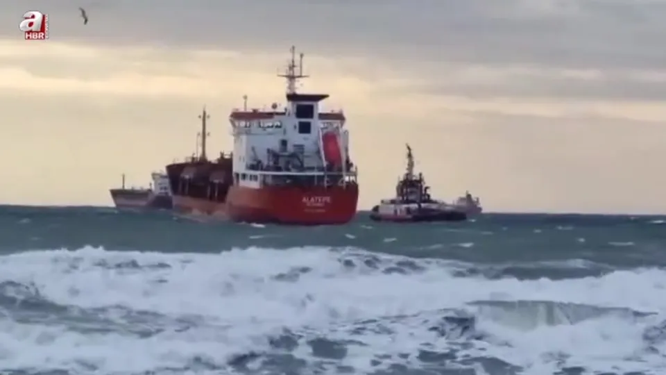 Florya’da 2 tankerden acil durum çağrısı!