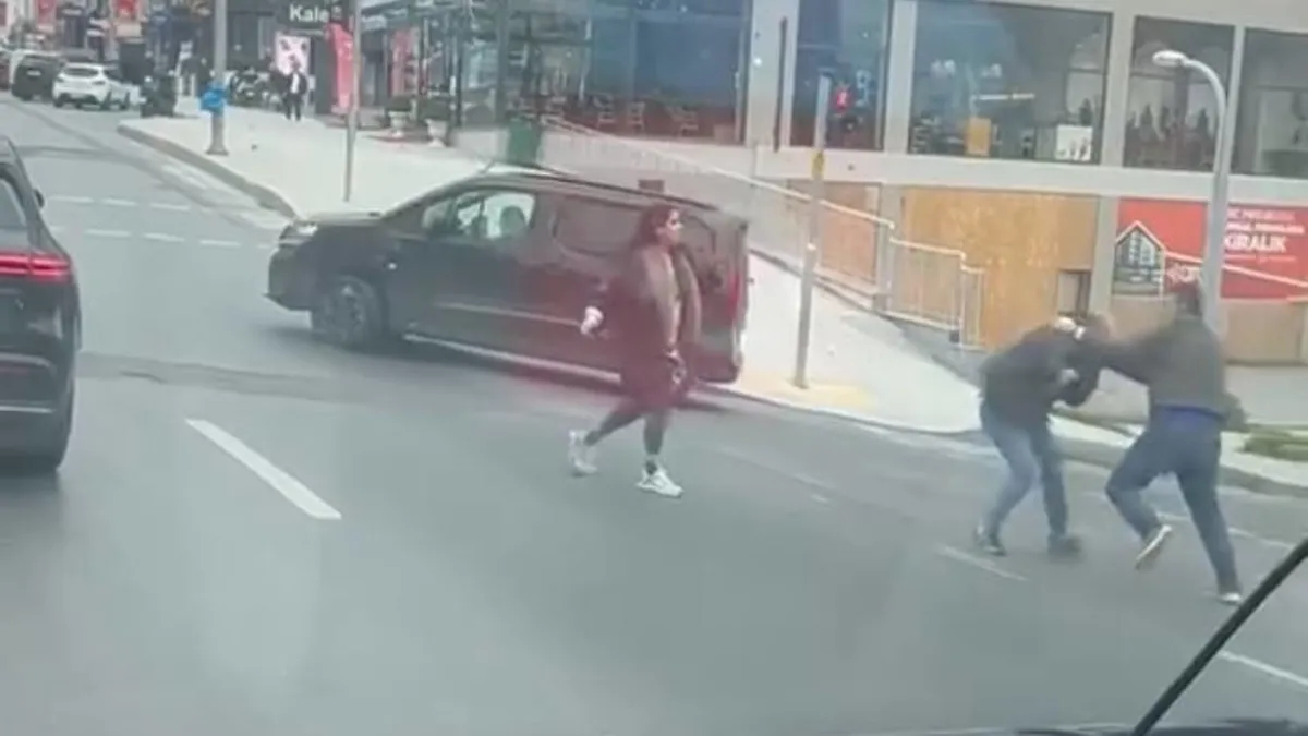 Başakşehir’de trafikte maganda terörü! Yol verme kavgası kamerada