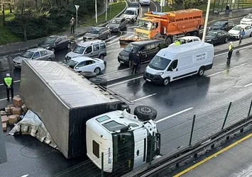 D-100'de kamyon devrildi! Trafik kilitlendi