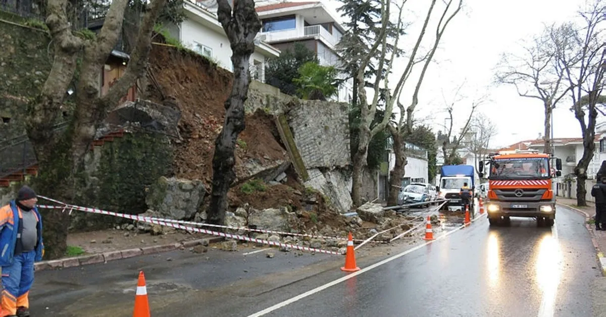 Beykoz'da istinat duvarı çöktü