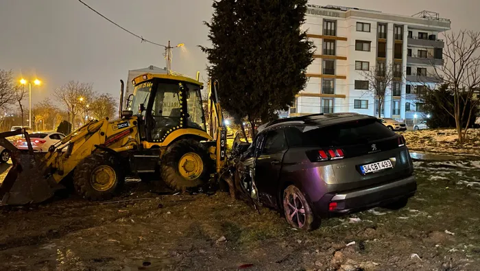 İstanbul'da otomobil iş makinesine çarptı! Sürücü şoka girdi: Keşke ben ölseydim - 1