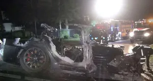 Sürücüsüz Tesla virajı alamadı!