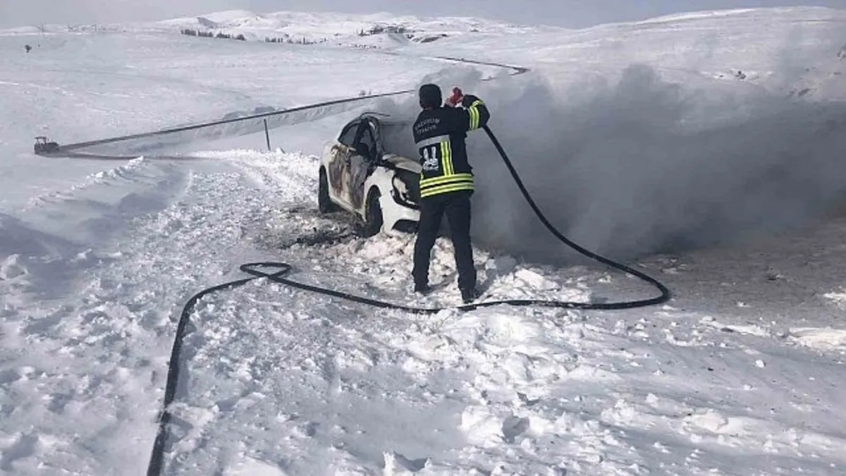 Horasan'da seyir halindeki otomobil alev aldı