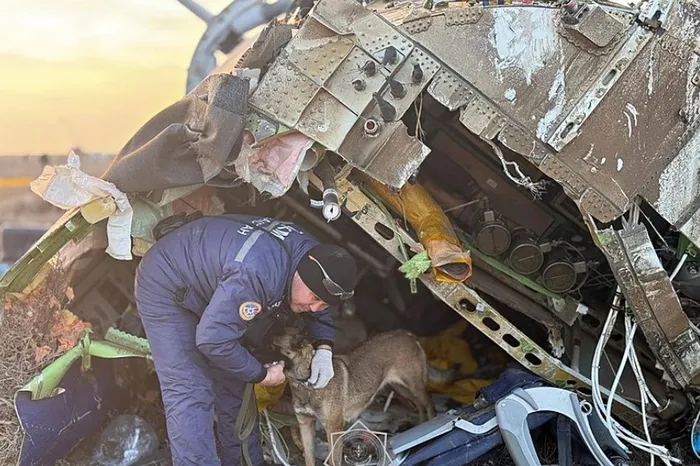 kazakistanda-dusen-ucakla-ilgili-flas-iddia-rusyanin-parmagi-mi-var-ucagin-govdesindeki-dikkat-ceken-delikler-1735217139266.jpg Foto: AFP