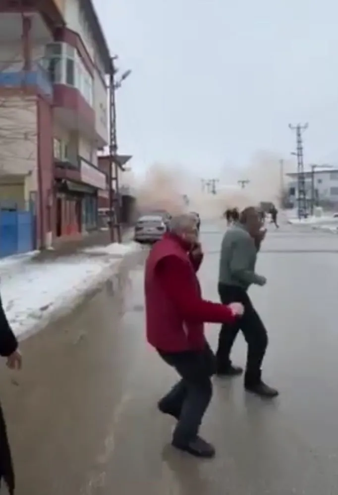Deprem anının yeni görüntüleri ortaya çıktı! Tüyer ürperten ses… Binaların çatlaması ve çökmesi kamerada