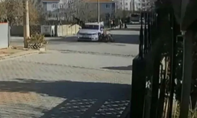 Tekirdağ’da korkunç anlar! Motosikletiyle çarptığı otomobilin üzerinden uçtu - 4