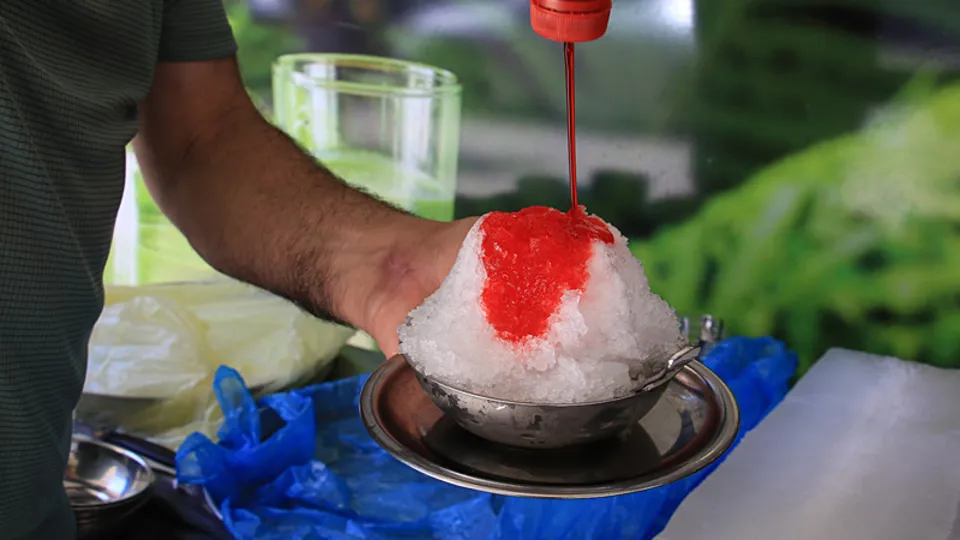 Sıcak havada bici bici yiyerek serinlediler