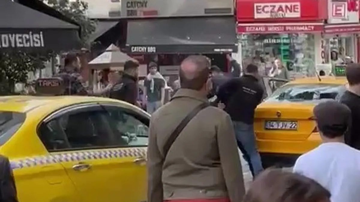 Kadıköy'de dehşet anlar! Kavga ettiği taksiciye bıçak çekti