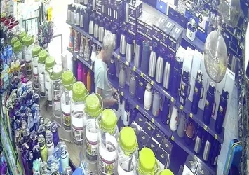 Müşteri gibi girdi termos ve cep telefonunu çaldı! O anlar kamerada