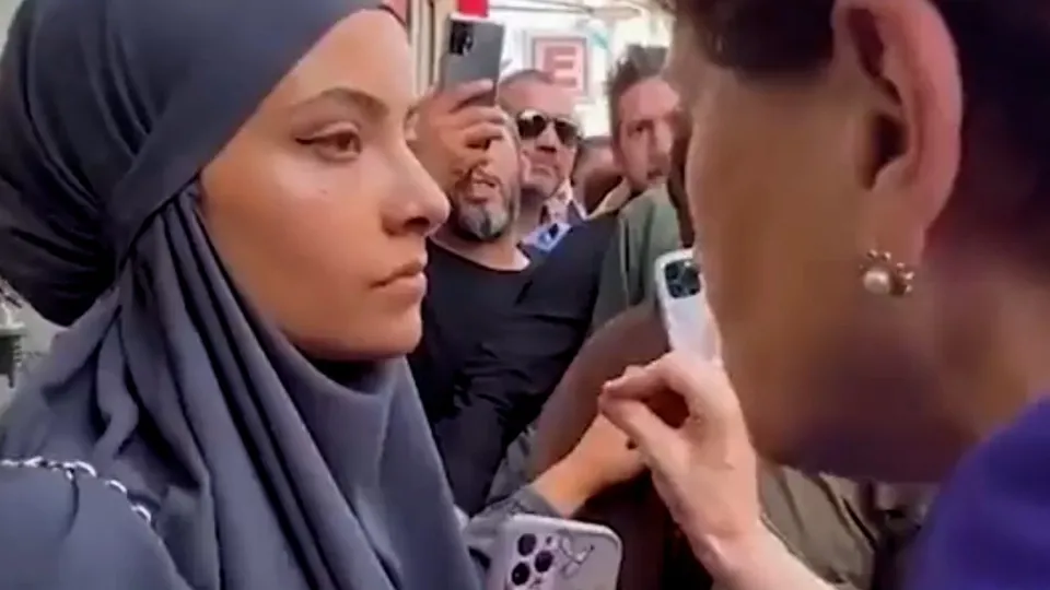 Meral Akşener kendisine soru soran genç kıza parmak salladı! İşte o anlar...