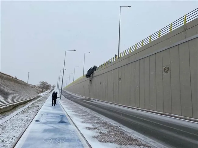 Konya’da kar nedeniyle kayan kamyonet köprüde asılı kaldı - 2