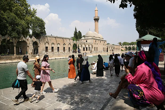 1719233488569.jpg Daha da kavrulacağız! Sıcaklıklar 5-10 derece artacak! Meteoroloji'den İstanbul, Ankara ve İzmir uyarısı... - 1