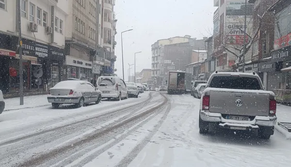 istanbula-kar-geliyor-meteorolojinin-5-gunluk-haritasina-yansidi-sogugun-devami-lapa-lapa-kar-1706265351671.jpg İstanbul'a kar geliyor! Meteoroloji'nin 5 günlük haritasına yansıdı | Soğuğun devamı lapa lapa kar - 1